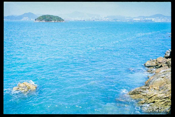 高清摄影 海景，岩石海岸和远处的岛屿