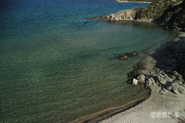 高清摄影 岩石海滩和碧蓝的海水