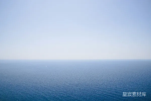 高清摄影 一片大水域，背景是天空。