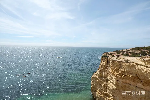 高清摄影 悬崖边眺望大海的景象