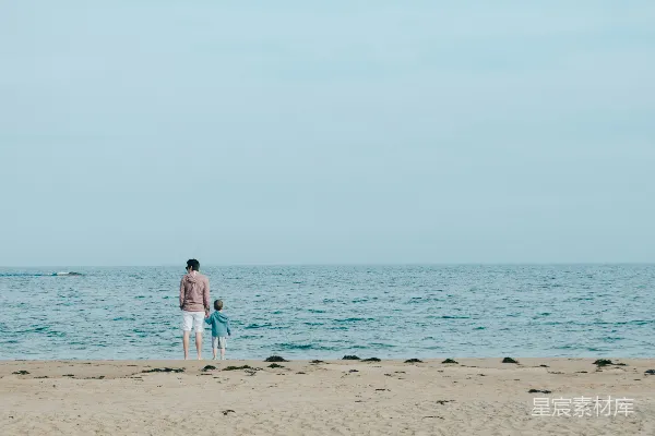 高清摄影 男人和小孩站在岸边