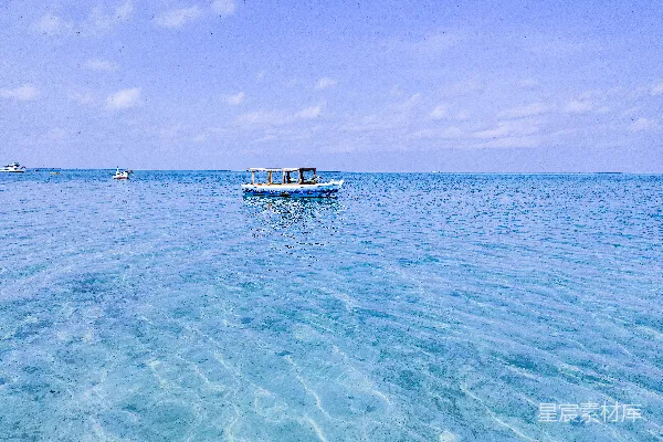 高清摄影 一艘小船漂浮在一片大水面上。