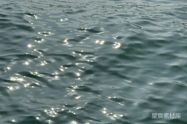 高清摄影 一艘船漂浮在水面上。