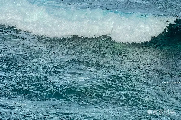 高清摄影 一个男人骑在冲浪板上冲浪