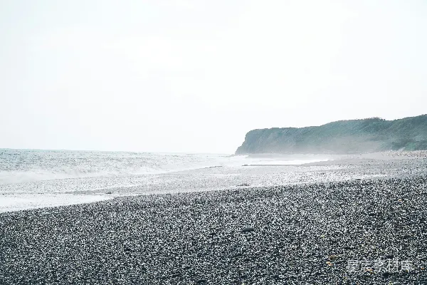 高清摄影 一个人在海滩上沿着海边行走。
