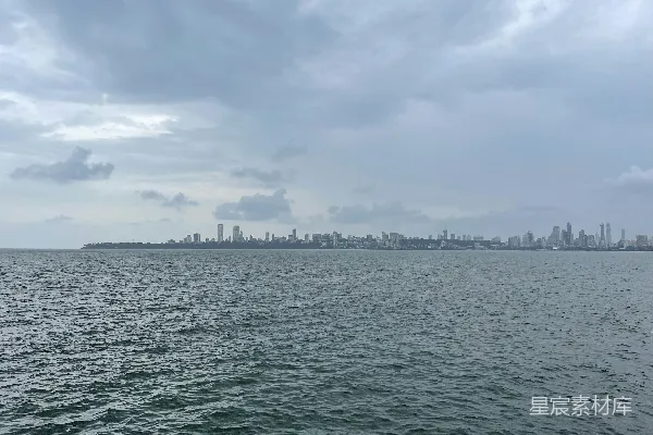 高清摄影 一片水域，背景中有座城市。