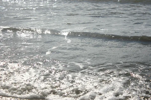 高清摄影 海浪轻轻地拍打着岸边。