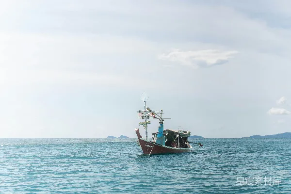 高清摄影 一艘孤独的渔船漂浮在浩瀚的海洋上。