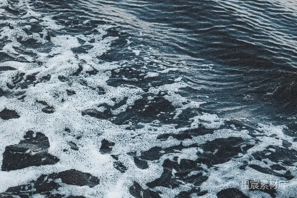 高清摄影 一个人在水面上冲浪板上骑行