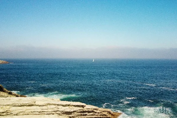 高清摄影 从悬崖上看一处水域的景象