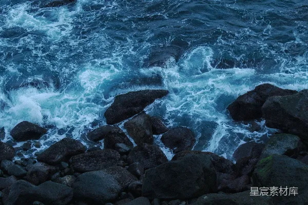 高清摄影 一片水体旁边是岩石海岸的景象