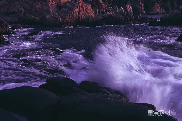 高清摄影 黄昏时分，海浪拍打着岩石海岸。