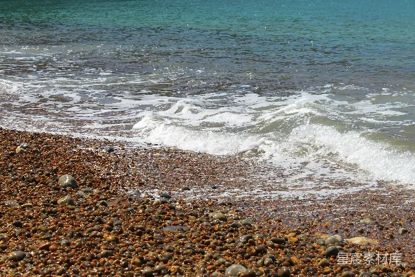 高清摄影 海浪拍打着岩石海岸线。