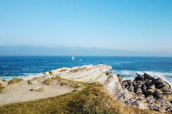 高清摄影 远处的海景中有一艘帆船。