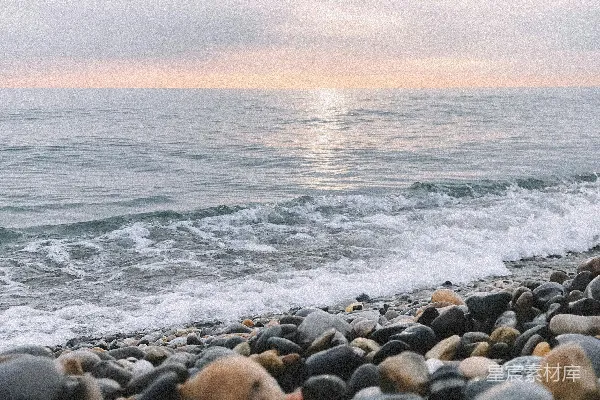高清摄影 海滩上的一堆岩石，背景是海洋。