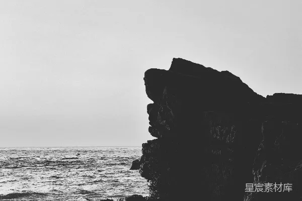 高清摄影 海浪拍打着岩石海岸线。