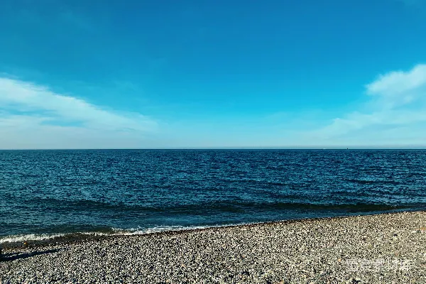 高清摄影 一个站在海滩上的人在海边。