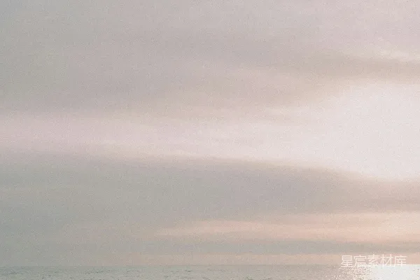 高清摄影 一个女人站在海滩上，凝视着大海。