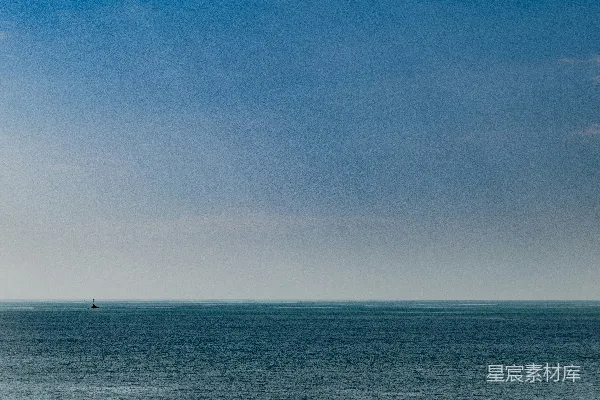 高清摄影 蓝天与平静的海洋在地平线处相接。