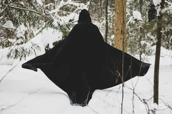 高清摄影 穿着黑色斗篷的人在雪中