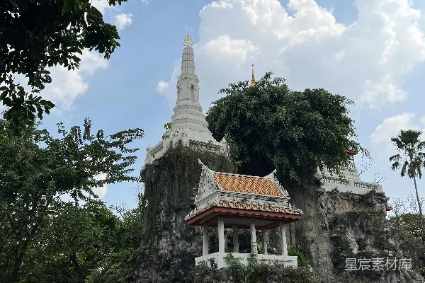 高清摄影 一座白色的建筑，屋顶是红色和白色的。