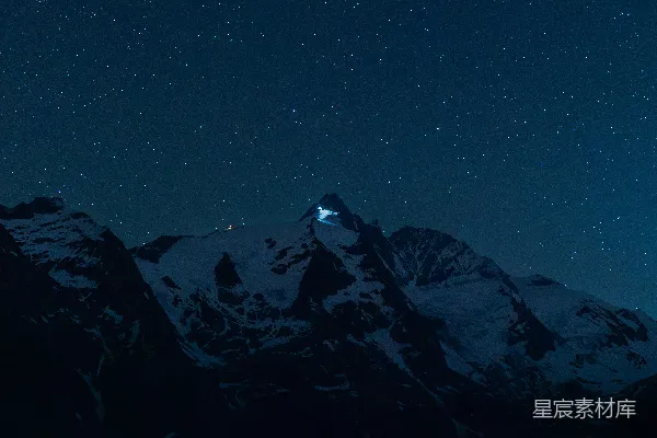 高清摄影 雪峰在星空下