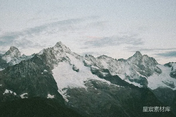 高清摄影 山脉绵延，背景中雪山覆盖。