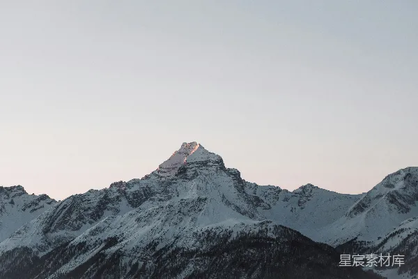 高清摄影 白天被白雪覆盖的山峰