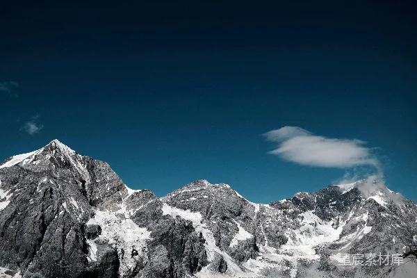 高清摄影 白天晴朗的天空下，被雪覆盖的岩石山