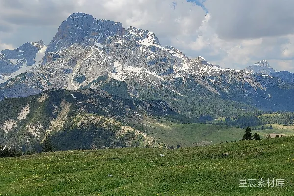 高清摄影 一片草地上有一座山在背景中