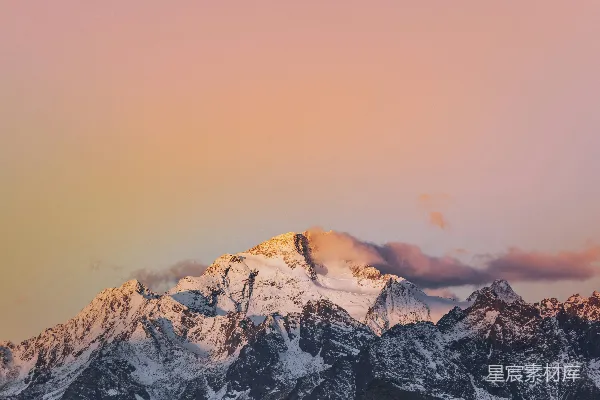 高清摄影 蓝天下的白雪覆盖的山