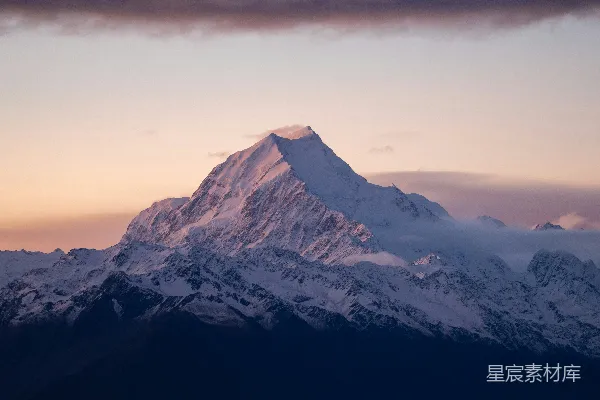 高清摄影 日出时被积雪覆盖的山峰和云雾
