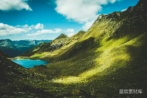 高清摄影 白天湖边的青山