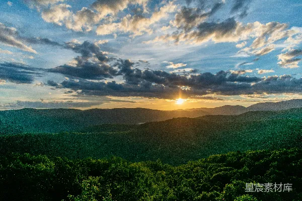 高清摄影 日出时的绿树和青山