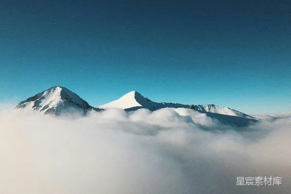 高清摄影 山峰被雾气笼罩的照片