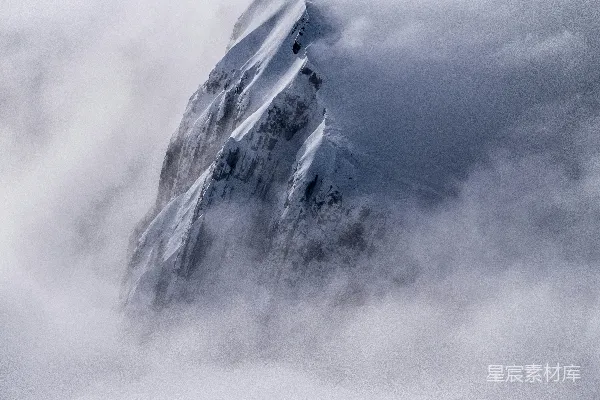 高清摄影 雪覆盖的山脉的航拍图