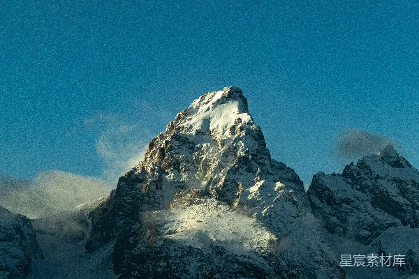 高清摄影 白天蓝色天空下的雪覆盖的山