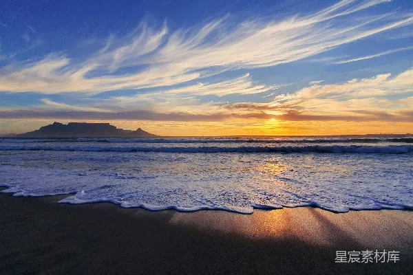 高清摄影 海浪拍打着夕阳下的海岸