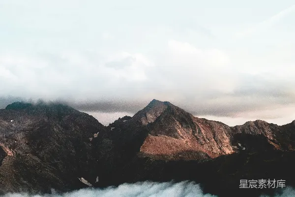 高清摄影 在积云下的棕色山丘