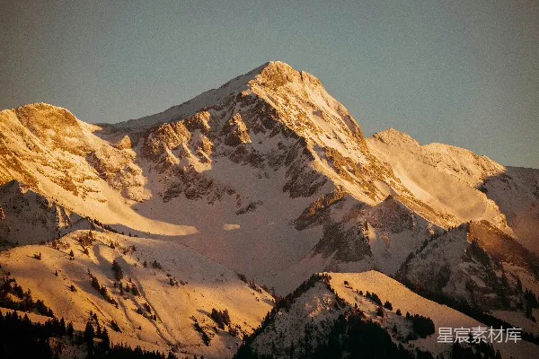 高清摄影 一座被雪覆盖的山，天空作背景。