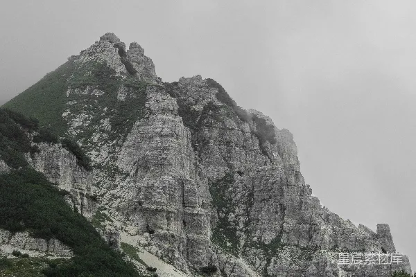 高清摄影 一座非常高大的山峰，上面有一些非常漂亮的岩石。