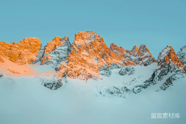 高清摄影 白天被积雪覆盖的山