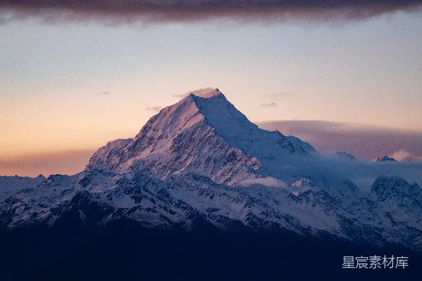 高清摄影 日出时覆盖着积雪的山峰与云层