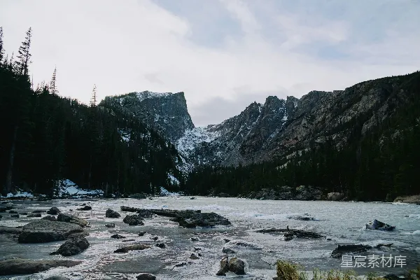 高清摄影 风景照，河边有树林和岩石