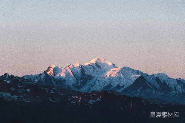 高清摄影 白天被雪覆盖的山