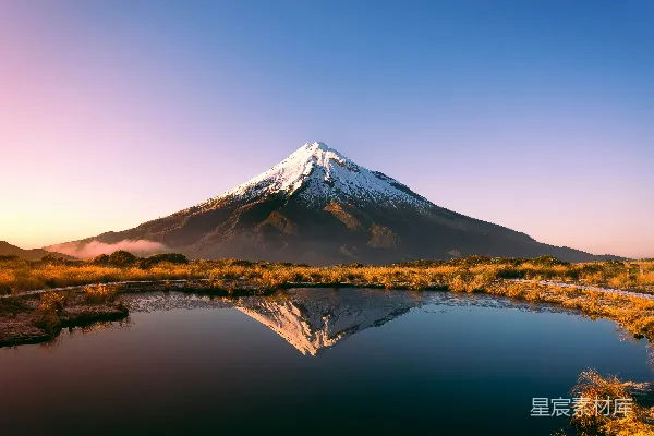 高清摄影 白天水边的山