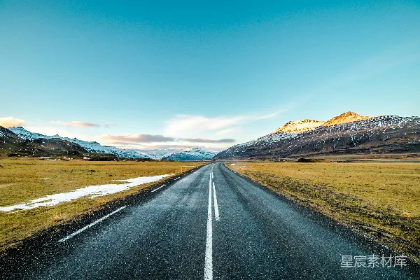 高清摄影 沿着山边的沥青路旁边有草地。