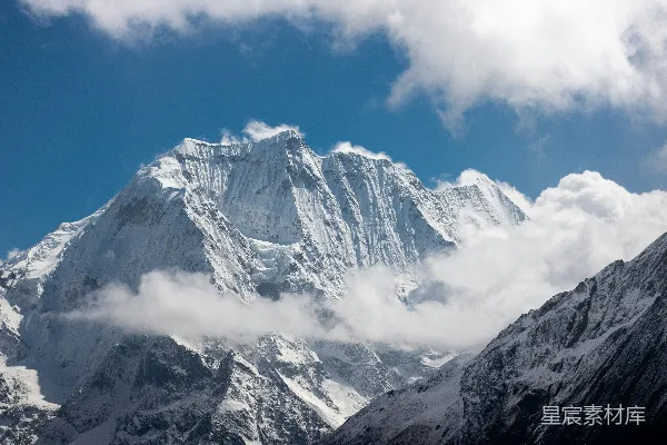 高清摄影 连绵的雪山在阴云密布的蓝天背景下