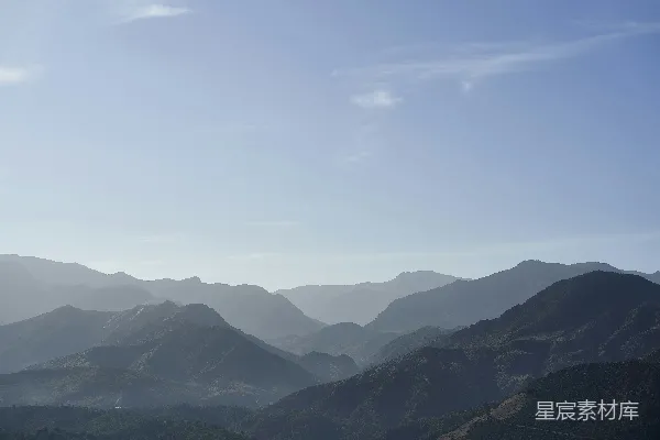 高清摄影 蓝天下的青山在白天。
