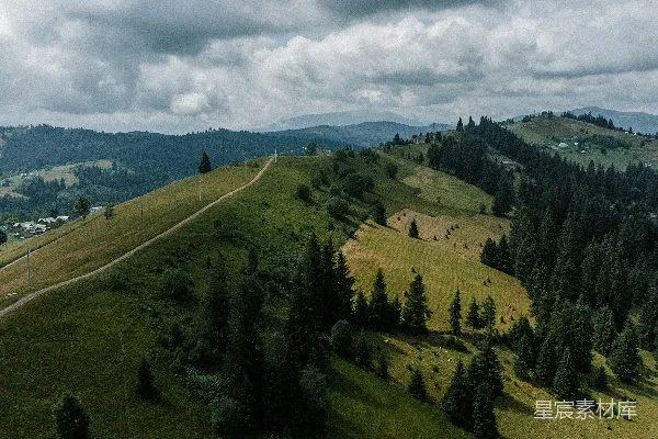 高清摄影 一条穿过山谷的道路